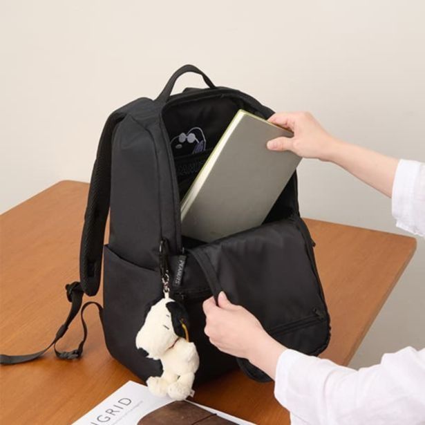M、Sともに開け閉めしやすいダブルファスナー仕様