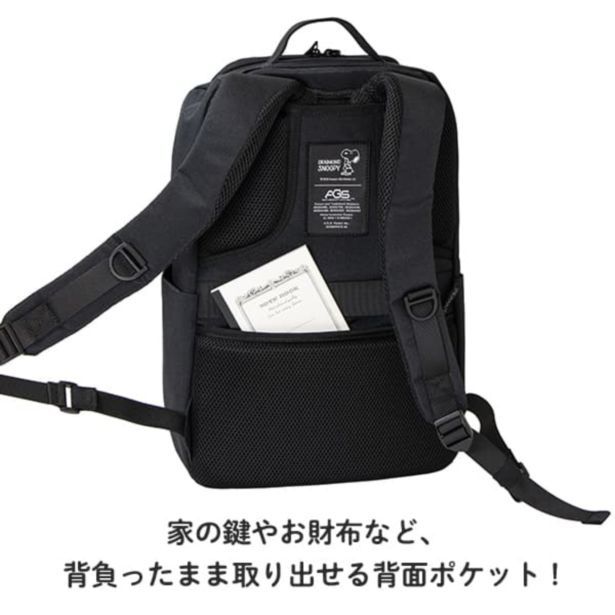 M、Sともに、防犯面でも安心、背負ったままでも取り出しやすい背面ポケット付き