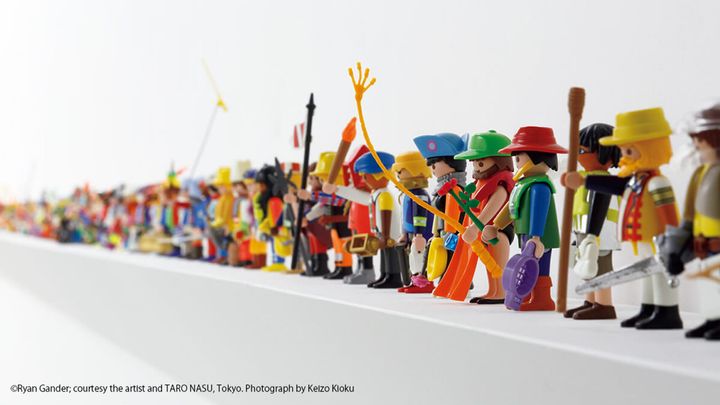 アーティスト ライアン・ガンダー個展「Subjective and emotive playmaking, 2016」プレイモービル人形