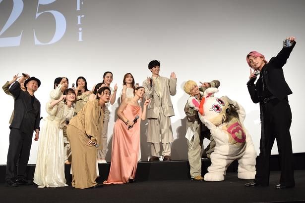 登壇者全員で記念撮影をする一幕も！ 撮影：ソムタム田井 (C)2026『マッチング TL』製作委員会