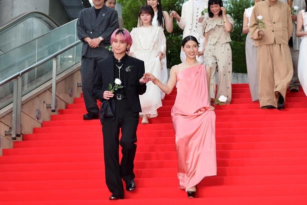 レッドカーペットにて、土屋太鳳さんをエスコートする佐久間大介さん 撮影：ソムタム田井 (C)2026『マッチング TL』製作委員会