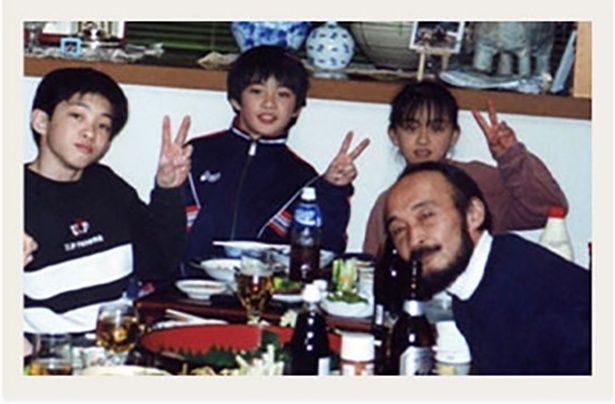 体操一家で育った、田中三きょうだい(左から兄・和仁さん、弟・佑典さん、理恵さん、父・章二さん) 写真＝田中理恵さん