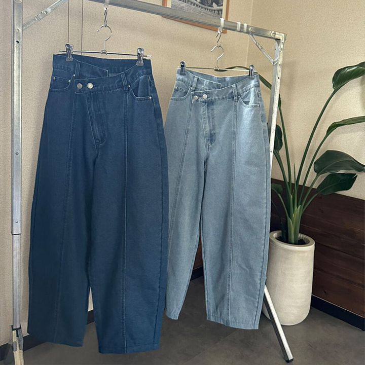 濃淡デニムのアシンメトリーウエストパンツ2本が並ぶ