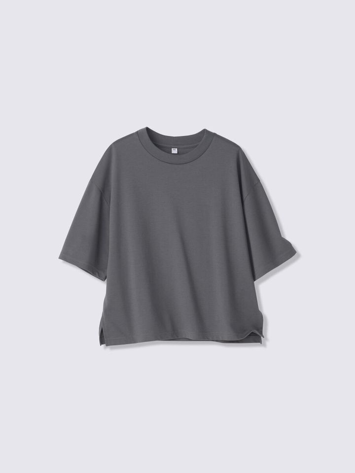 グレーのワイドシルエット5分袖Tシャツが平置きされている