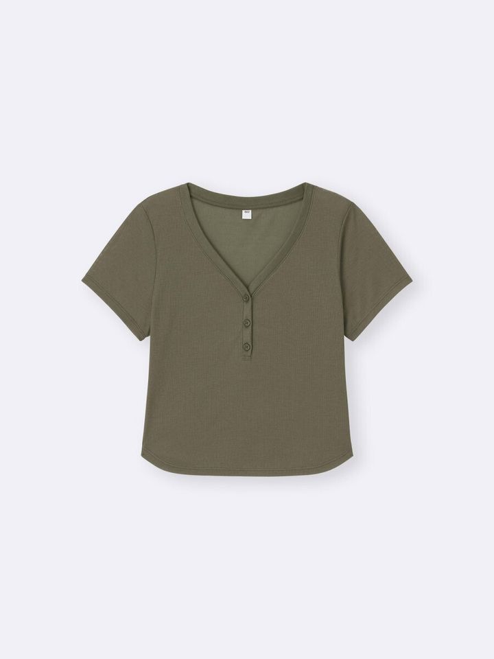 カーキ色のヘンリーネック半袖Tシャツが平置きされている