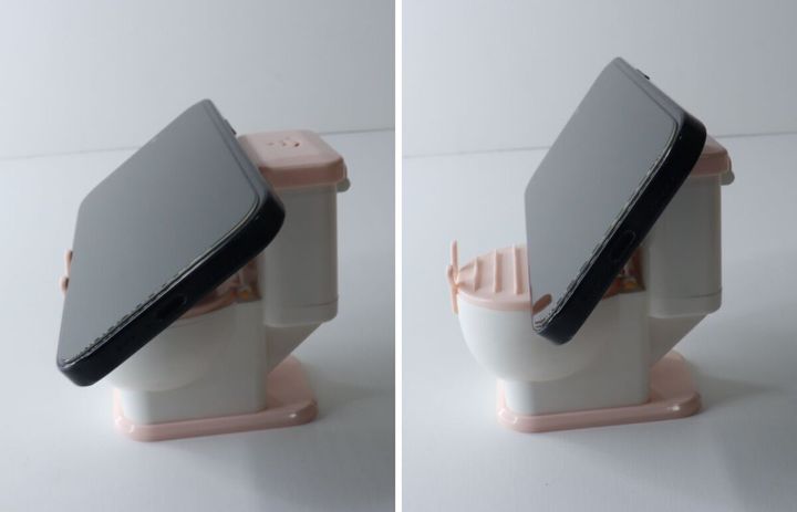 便器型スマホスタンドに立てられたスマートフォンの角度が異なる2枚の比較写真