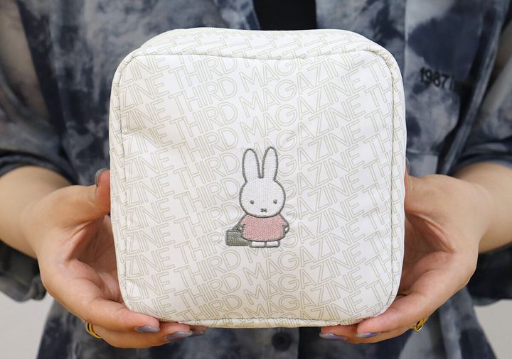 女性がミッフィー刺繍のポーチを両手で持っている
