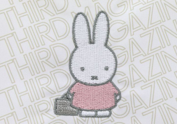 ポーチに施されたミッフィーの丁寧な刺繍のアップ