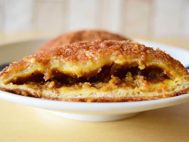 カレーは辛さひかえめのマイルドな味わいで、とろりとなめらかな口当たり
