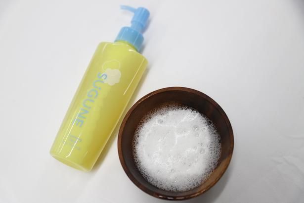 【写真】「泡変クレンジング」(1650円)のリキッドが、真っ白な微細泡に変化した様子