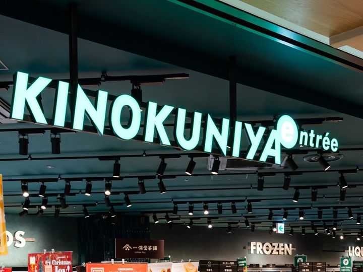 紀ノ国屋で人気の保冷バッグ「リンクリー」シリーズに、たっぷり入るLサイズが登場。グリーンとネイビーの2色展開、数量限定とあって見逃せません。（サムネイル画像：PIXTA）