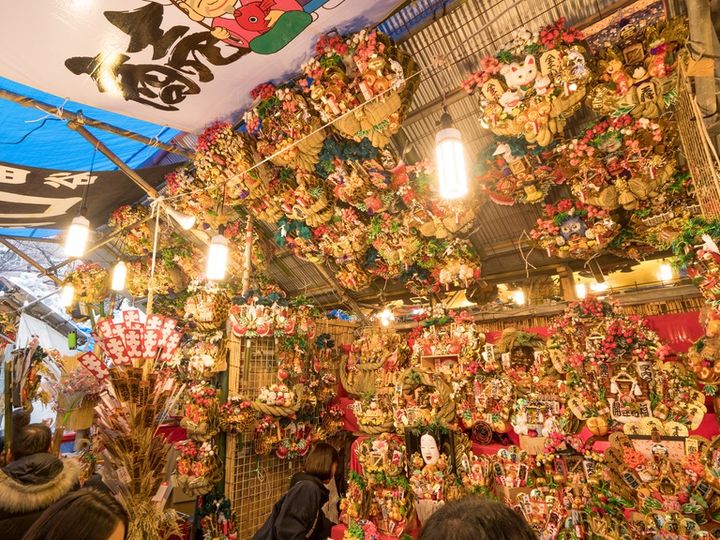 新宿 花園神社の酉の市 熊手が並ぶ景色
