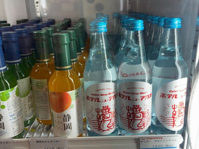 ホテルオリジナルサイダーなどが並ぶドリンク冷蔵庫