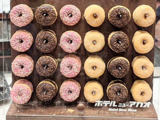 「ホテルニューアカオ」の文字入りドーナツウォール