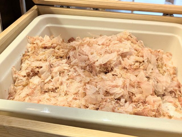 削りたての鰹節がたっぷり盛られたトレー