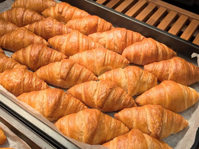 焼きたてのクロワッサンがずらりと並ぶベーカリーコーナー