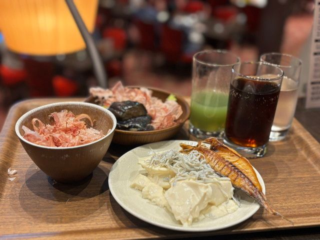 しらすや干物、鰹節、ドリンクが並ぶ朝食のトレー