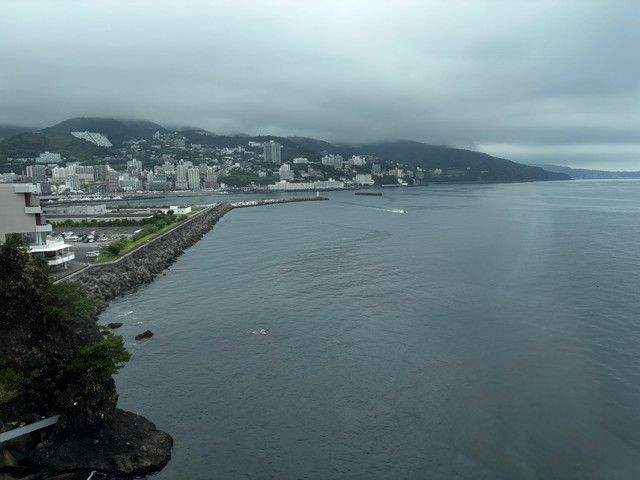 断崖から見下ろす熱海の海岸線と街並み