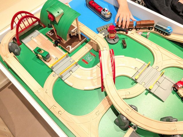 駅や踏切のある木製レール遊びのプレイテーブル