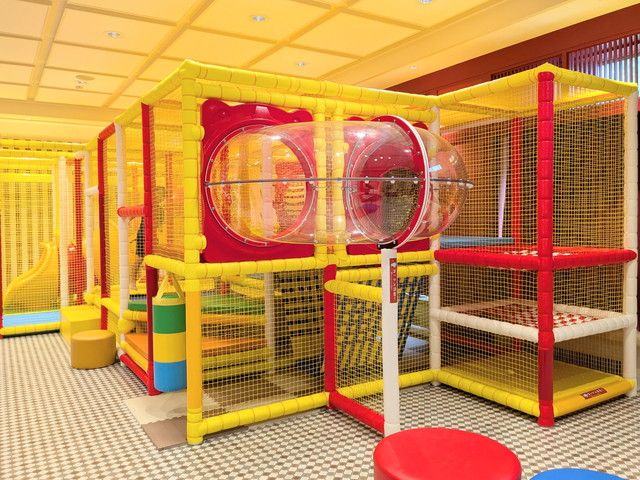 チューブ状のトンネルがあるキッズパークの遊具