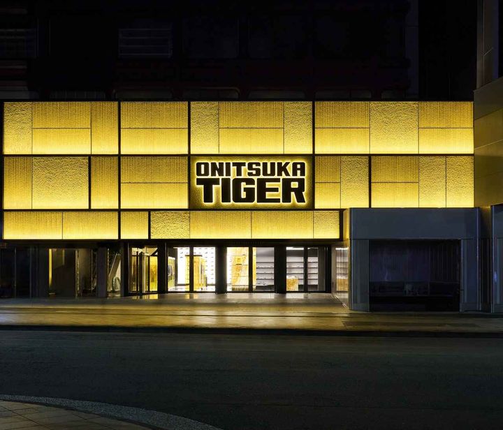 画像: 世界最大のショップが新宿にオープン（東京都新宿区新宿3丁目26-11 1-3F） 出典：オニツカタイガージャパン
