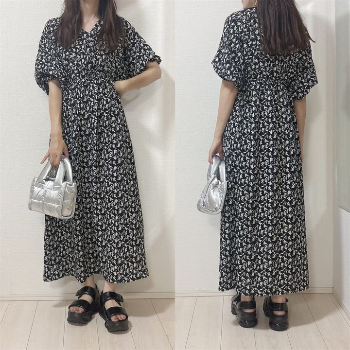 小花柄のロングワンピースに、黒いエアマックスヘイローサンダルを合わせた大人カジュアルコーデ