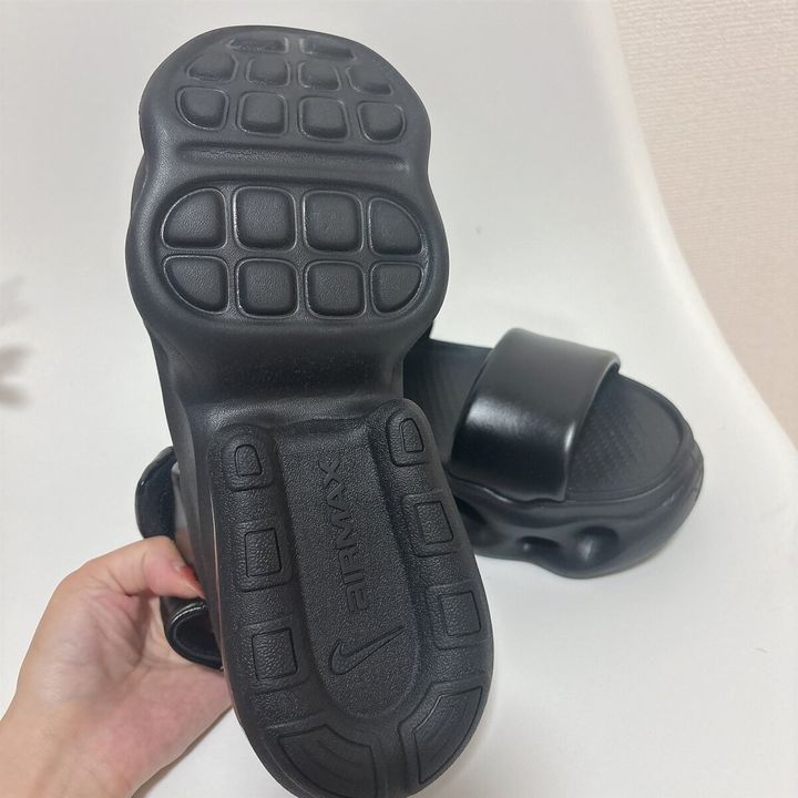 黒いエアマックスヘイローサンダルの裏側、アウトソール部分を片手で持ち、滑り止めとロゴが見える