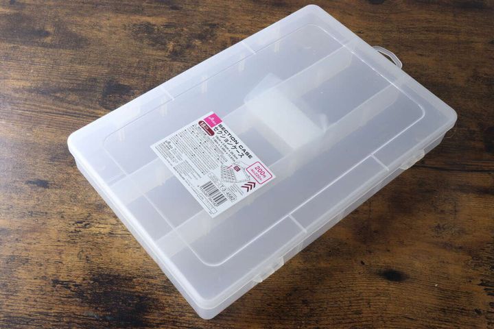 斜め上から見たダイソーの透明なセクションケース全体