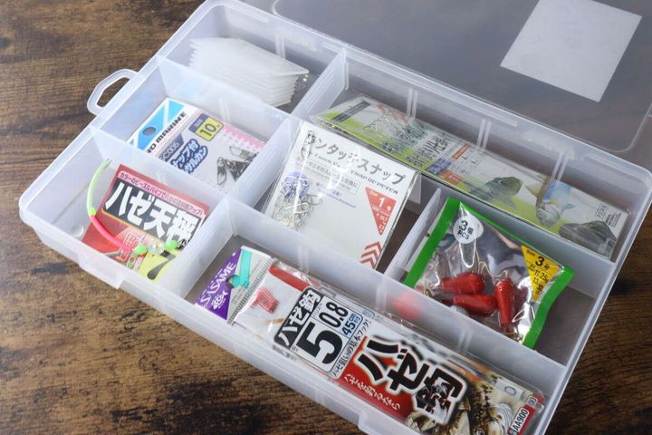 仕切りで区切られたセクションケースに釣り具が収納されている