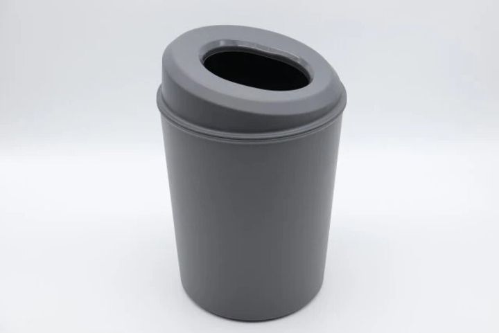 斜めカットの開口部があるグレーのゴミ箱