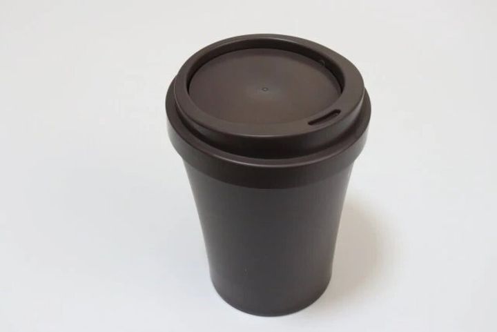 ブラウンのコーヒーカップ型デザインのゴミ箱