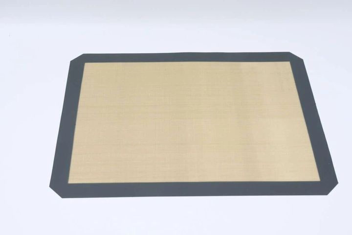 黒い縁取りのベージュ色のシリコーン製電子レンジマット