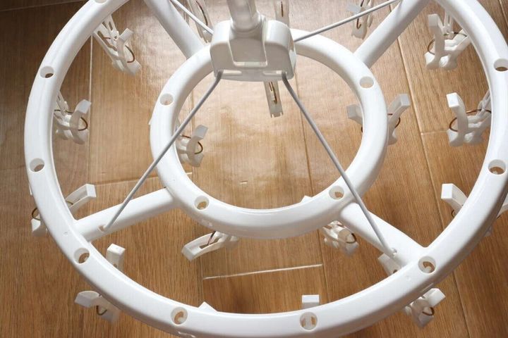 白い円形のピンチハンガーを上から見た様子