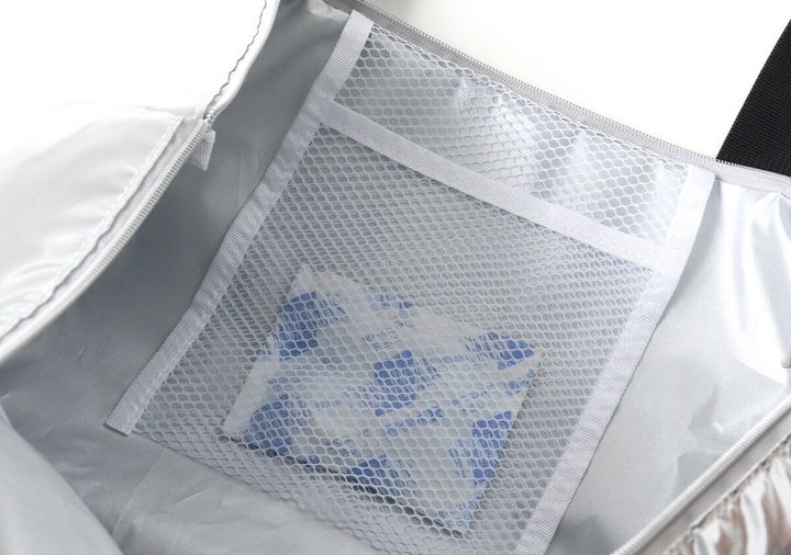 シルバーの保冷バッグの内側にあるメッシュポケットに保冷剤が入っている