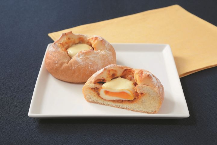 ローソン「とろ～り月見ミートチーズパン」