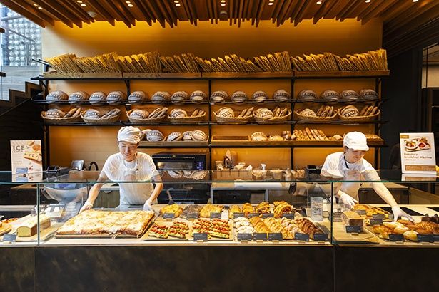 彩り鮮やかなパンが並ぶプリンチのケース内