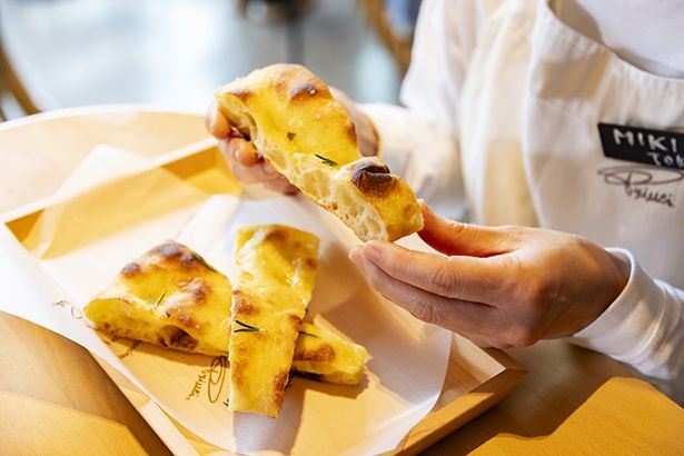 直焼きフォカッチャは、三角形にするとディップしやすくなり、食べやすくもなる