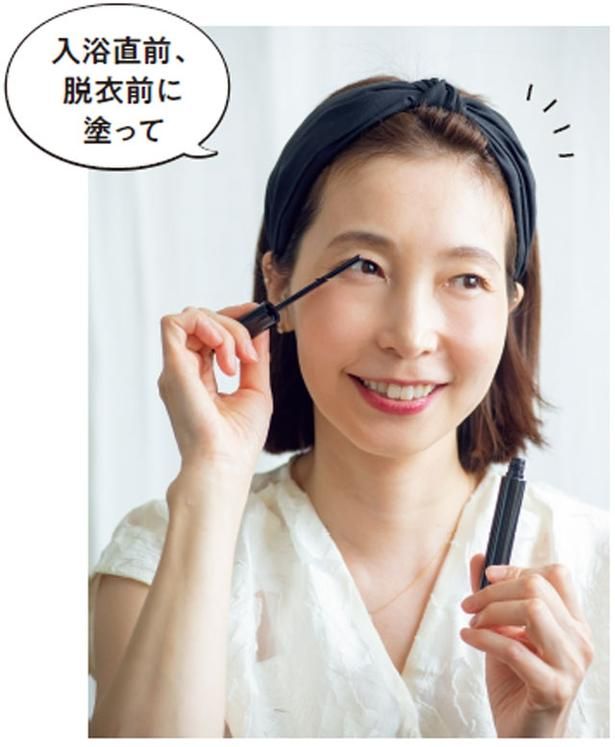 マスカラは専用リムーバーをつけ、しばらくおいてすすぎます。こすらずに落とし、まつげの負担を軽減して 撮影／大森忠明