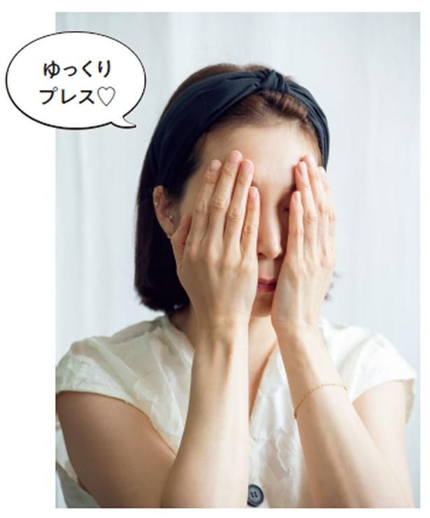クレンジング剤は顔にのせたらすぐにのばさず、手のひらで少し温めてからのばすと、肌によくなじみます 撮影／大森忠明