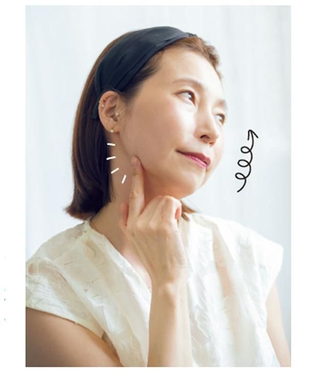 指で下から上へ円を描くようにして、クレンジング剤と顔の油分をなじませて。首との境目も忘れずに！ 撮影／大森忠明