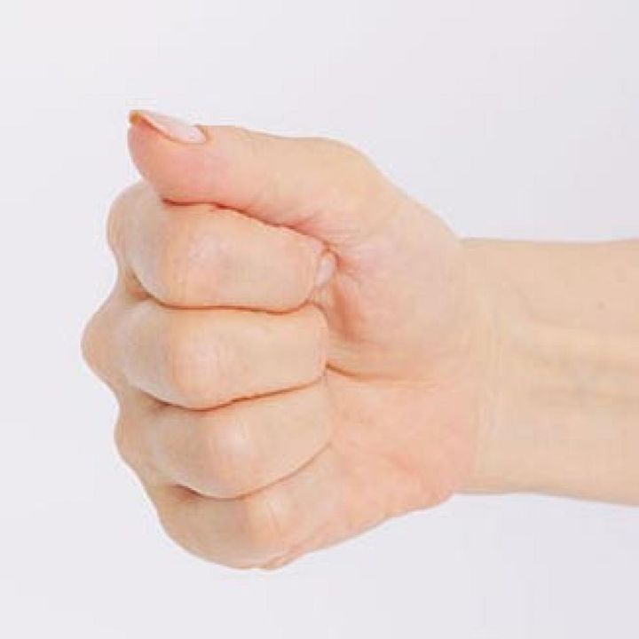 ココを使います！ 第一関節と第二関節の間の平らな部分で、圧をかけます。