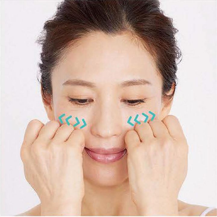 頭を少し前に傾けて、小さく左右に押しずらすように、ずり圧を5 回かけます。
