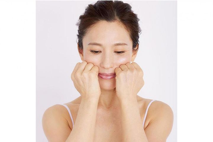 口元・ほうれい線のたるみ対策に、頬全体をほぐす筋膜リフトセルフケア