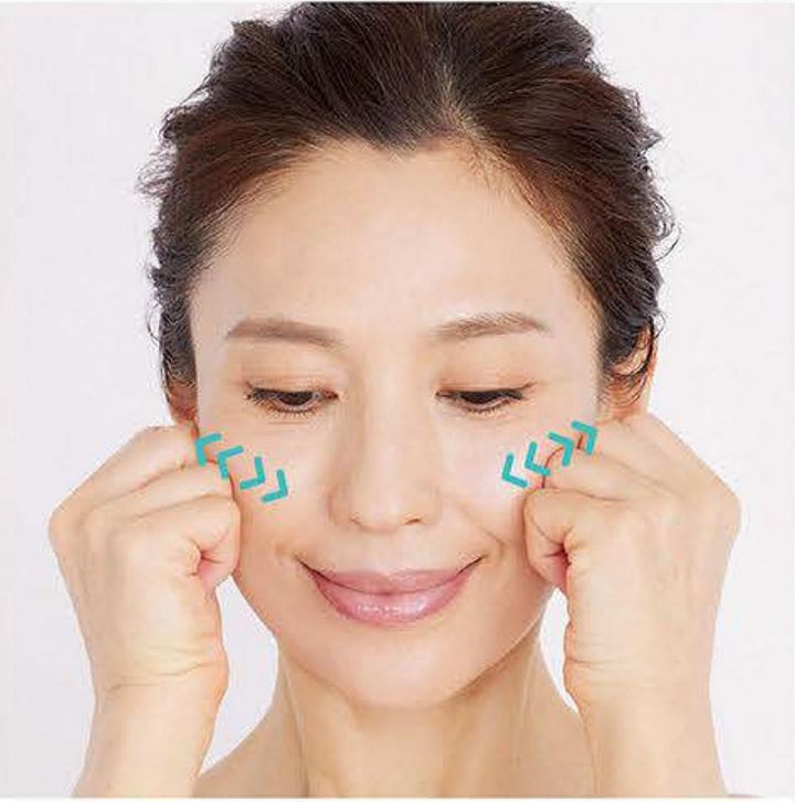 こぶしを両端の頬骨のきわに動かし、同じようにずり圧を5 回かけます。