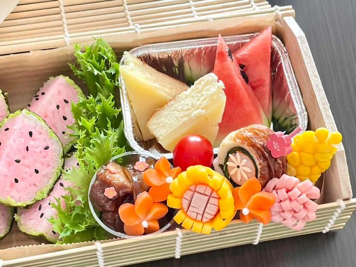 甘くておいしいかわいいピンクのスイカおにぎり