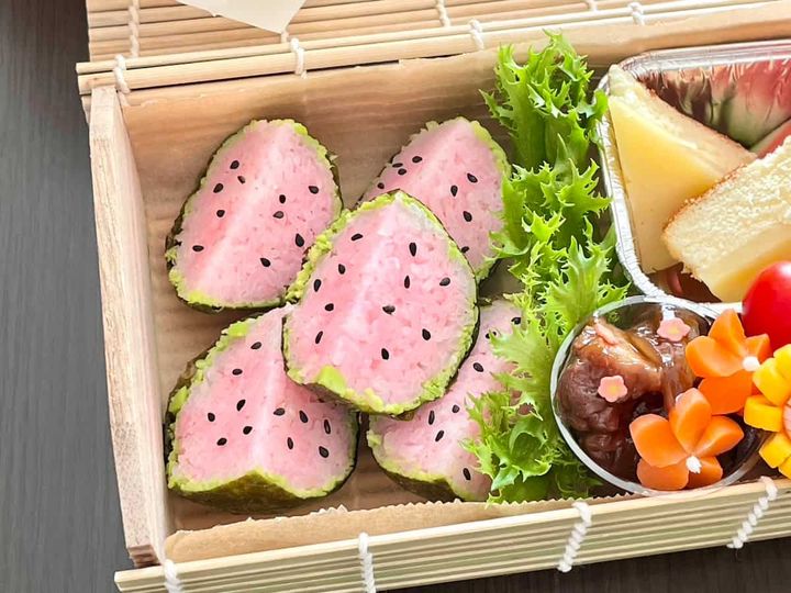 甘くておいしいかわいいピンクのスイカおにぎり