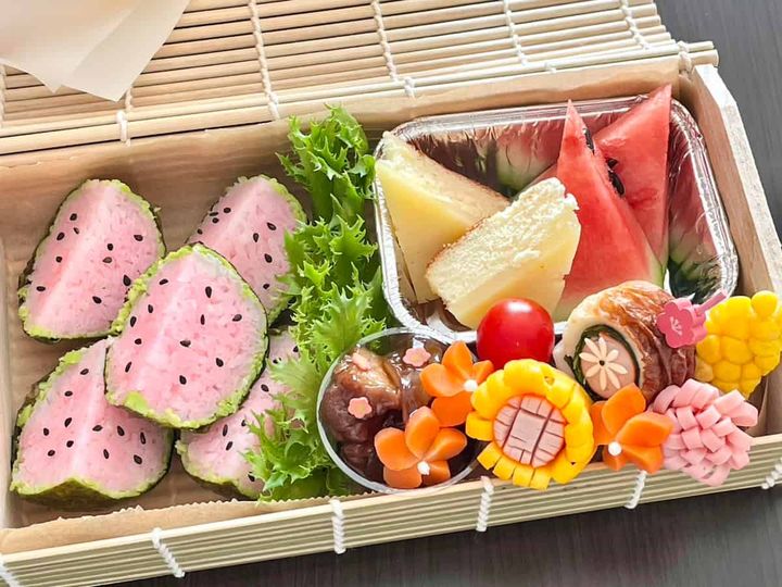 甘くておいしいかわいいピンクのスイカおにぎり