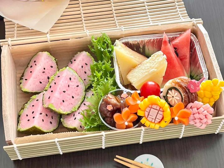 甘くておいしいかわいいピンクのスイカおにぎり