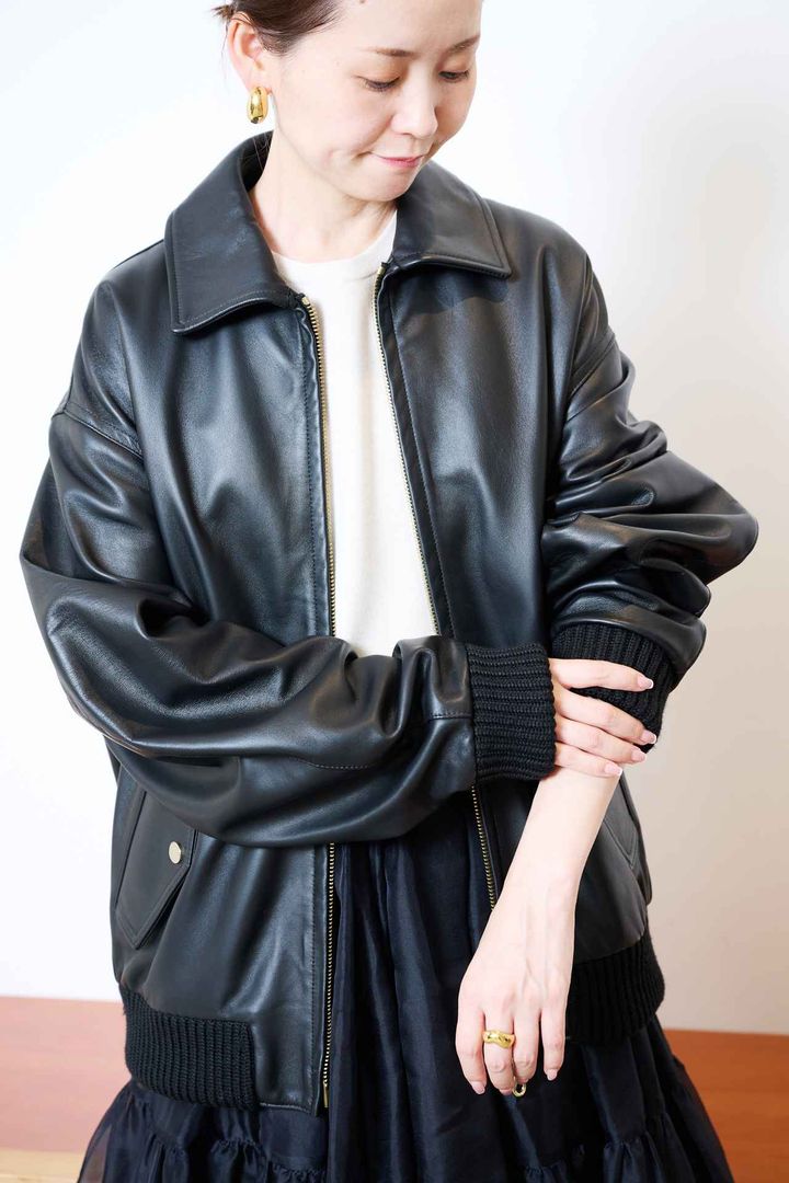画像1: 【CINQUANTA】別注ZIP BLOUSON ¥253,000、【Chaos】リセースリーブレスプルオーバー¥27,500 www.dot-st.com