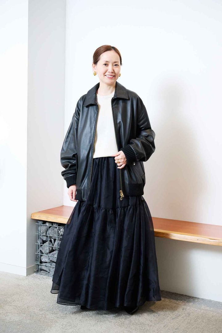 画像: 【CINQUANTA】別注ZIP BLOUSON ¥253,000、【Chaos】リセースリーブレスプルオーバー¥27,500、セタオーガンスカート¥106,700 ※2026年10月発売予定 www.dot-st.com